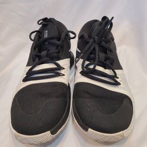 Nike Black and White Boys Sneakers Size 5